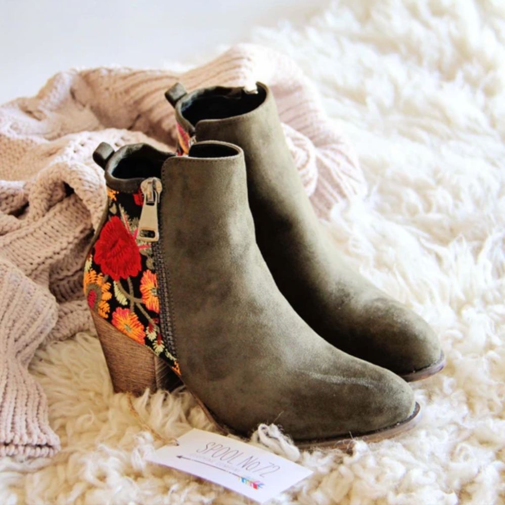 Tiara Los Angeles boots NWT size 8